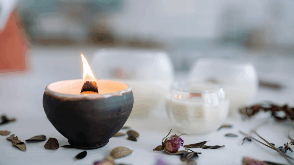 Kerze und Rosenblätter in ruhiger Atmosphäre – Sinnbild für Morgenritual, Achtsamkeit und tägliche Impulse.