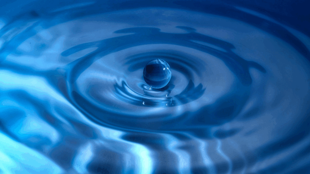 Kreisförmige Wellen auf einer Wasseroberfläche – symbolisieren Fokus und Ausrichtung, wie ein klarer Impuls, der nach außen wirkt.